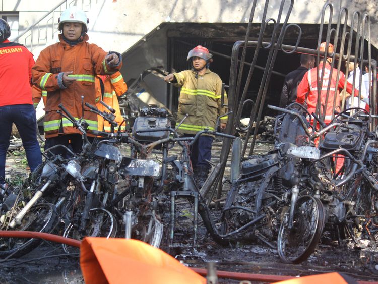 . Les pompiers de l'église Pantekosta étudient les débris de l'explosion 