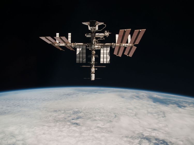  DANS L'ESPACE - 23 MAI: Dans cette image fourni par le Space Agency (ESA) et la NASA, la Station spatiale internationale et la navette spatiale amarrée Endeavour orbitent la Terre lors de la dernière sortie d'Endeavour le 23 mai 2011 dans l'espace. L'astronaute italien Paolo Nespoli a capturé les toutes premières images d'un orbiteur amarré à la Station spatiale internationale du point de vue d'un navire au départ alors qu'il retournait sur Terre dans une capsule de Soyouz. (Photo de Paolo Nespoli - ESA / NASA via Getty Images)
