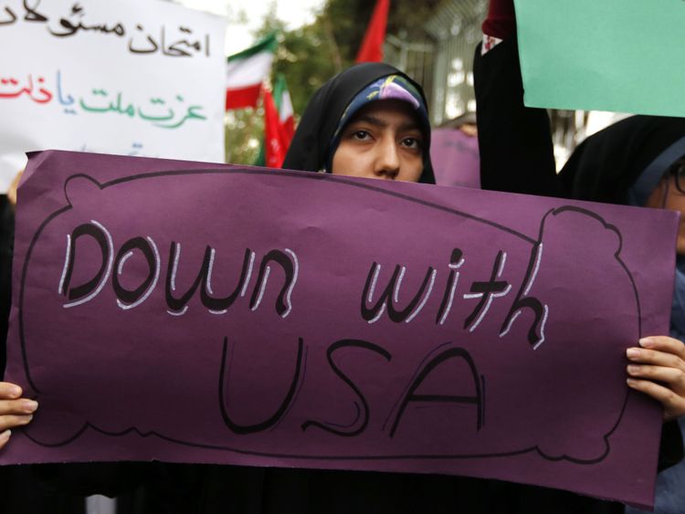  Des femmes iraniennes portent des pancartes anti-américaines lors d'une manifestation à l'extérieur du siège de l'ancienne ambassade américaine à Téhéran 