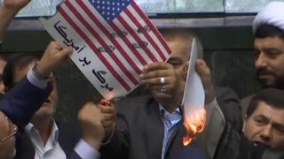  Les législateurs iraniens ont mis le feu à un drapeau américain au Parlement à Téhéran 
