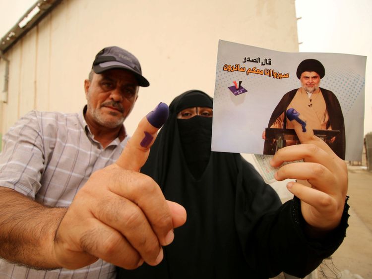  montrer leur encre-staine Les gens montrent leurs doigts tachés d'encre après avoir voté à Bassorah </span><br />
      </figcaption></figure>
</div>
<p> Un autre candidat fort est l'influent religieux Muqtada al Sadr, qui commandait une puissante milice chiite qui combattait les troupes américaines dans la région de Bassorah </span><br />
      </figcaption></figure>
</div>
<p> ans après l'invasion de 2003. Il a ensuite mobilisé la milice après que des militants de l'EI aient balayé le nord et le centre de l'Irak à l'été 2014. </p>
<p> L'Irak a proclamé la victoire sur l'EI en décembre. </p>
<p> L'élection de samedi – la quatrième depuis le renversement de Saddam Hussein en 2003 pour la première fois dans le but de réduire la fraude. </p>
<p> Des centres de vote ont été mis en place pour un grand nombre des deux millions de ressortissants du pays qui ont été déplacés par la guerre contre l'EI. Les forces de sécurité irakiennes montent la garde devant un bureau de vote à Bagdad « /></p></div><figcaption class=