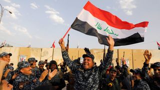  Un membre de la police fédérale irakienne brandit un drapeau irakien alors qu'ils célèbrent la victoire des opérations militaires contre les militants de l'Etat islamique à l'ouest de Mossoul, en Irak le 2 juillet "srcset =" https://e3.365dm.com/17/12/320x180/skynews-iraq-mosul- islamic-state_4178280.jpg? 20171209164509 320w, https://e3.365dm.com/17/12/640x380/skynews-iraq-mosul-islamic-state_4178280.jpg?20171209164509 640w, https://e3.365dm.com/ 17/12 / 736x414 / skynews-irak-mosul-islamic-state_4178280.jpg? 20171209164509 736w, https://e3.365dm.com/17/12/992x558/skynews-iraq-mosul-islamic-state_4178280.jpg?20171209164509 992w, https://e3.365dm.com/17/12/1096x616/skynews-iraq-mosul-islamic-state_4178280.jpg?20171209164509 1096w, https://e3.365dm.com/17/12/1600x900/skynews -iraq-mosul-islamique-état_417 8280.jpg? 20171209164509 1600w, https://e3.365dm.com/17/12/1920x1080/skynews-iraq-mosul-islamic-state_4178280.jpg?20171209164509 1920w, https://e3.365dm.com/17/ 12 / 2048x1152 / skynews-iraq-mosul-islamique-state_4178280.jpg? 20171209164509 2048w "sizes =" (min-width: 900px) 992px, 100vw 