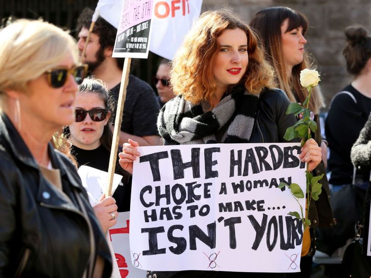  des pancartes lors de la Marche for Choice, appelant à la légalisation de l'avortement en Irlande après l'annonce du référendum, à Dublin le 30 septembre 2017. Des dizaines de milliers de personnes sont attendues lors d'un rassemblement pour les droits à l'avortement à Dublin le 30 septembre. d'un côté d'un débat féroce après que l'Irlande a annoncé qu'elle tiendrait un référendum sur la question l'année prochaine. / AFP PHOTO / Paul FAITH (Crédit photo devrait lire PAUL FAITH / AFP / Getty Images)
