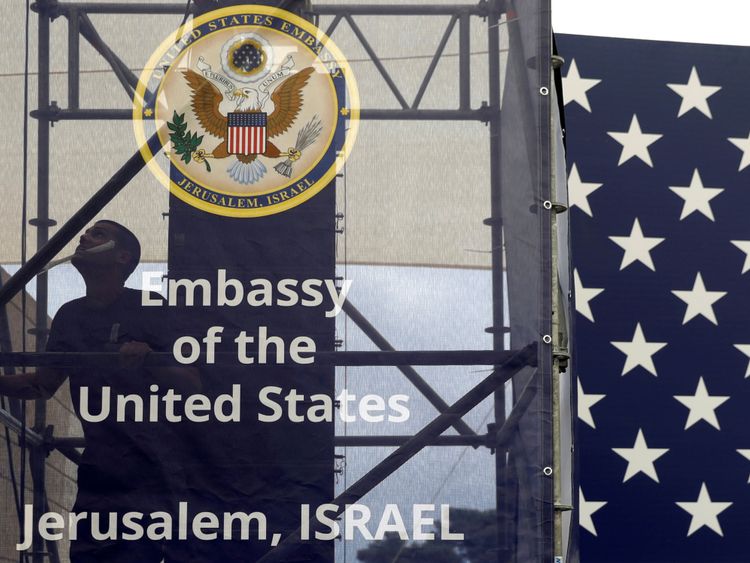  Un ouvrier est vu à l'intérieur du nouveau complexe de l'ambassade américaine pendant les préparatifs de sa cérémonie d'ouverture, à Jérusalem, le 13 mai 2018 