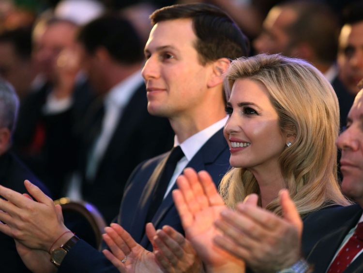  Ivanka Trump (C), fille du président américain, et Jared Kushner (L), conseiller principal de la Maison Blanche de son mari, assistent à la réception officielle à l'occasion de l'ouverture de l'ambassade des Etats-Unis à? Jared Kushner et Ivanka Trump sont parmi les invités </span><br />
      </figcaption></figure>
</div>
<p> La délégation générale de l'Organisation de libération de la Palestine aux Etats-Unis a déclaré que le mouvement de l'ambassade des Etats-Unis "donne vie à un religieux »</p>
<p> Ils ajoutent:« Tragiquement, l'administration américaine a choisi de se ranger du côté des revendications exclusivistes d'Israël sur une ville sacrée depuis des siècles pour toutes les religions. »</p>
<p> en attente de toute décision sur l'emplacement de l'ambassade, en attendant les progrès dans les pourparlers de paix, qui sont en suspens depuis 2014. </p>
<p> <strong> :: Pourquoi Trump veut-il déplacer l'ambassade américaine en Israël? </strong> </p>
<p> La plupart des autres pays disent que le déplacement de leurs ambassades préjuge d'un éventuel accord de paix entre les deux parties et ils manifestent leur désapprobation dimanche par leur absence. </p>
<div class=