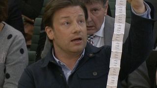  Jamie Oliver réfléchit à la quantité de sucre dans les boissons gazeuses avant la taxe sur le sucre & # 39; a été mis en œuvre 