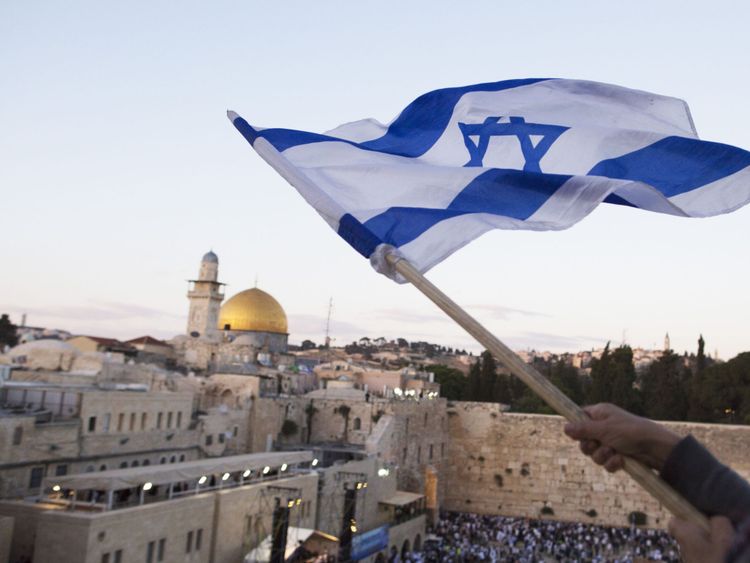  Les Israéliens agitent leurs drapeaux nationaux lors d'une marche près du Mur des Lamentations le 13 mai 2018 Jérusalem, Israël 