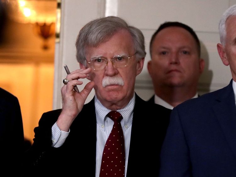 . Le président Donald Trump annonce sa décision de retirer les Etats-Unis de l'accord nucléaire iranien de 2015 dans la salle diplomatique de la Maison Blanche, le 8 mai 2018 à Washington, DC. Après deux ans et demi de négociations, l'Iran a accepté en 2015 de mettre fin à son programme nucléaire en échange des pays occidentaux, dont les États-Unis, levant des décennies de sanctions économiques. Depuis lors, les inspecteurs internationaux n'ont constaté aucune violation des termes par l'Iran. 