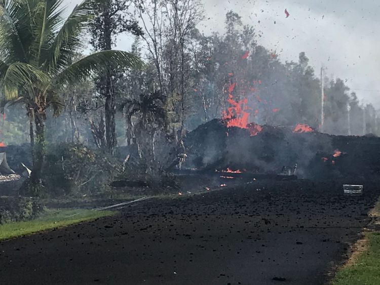  Le volcan Kilauea à Hawaï a craché de la lave dans cette rue. Pic: US Geological Survey 