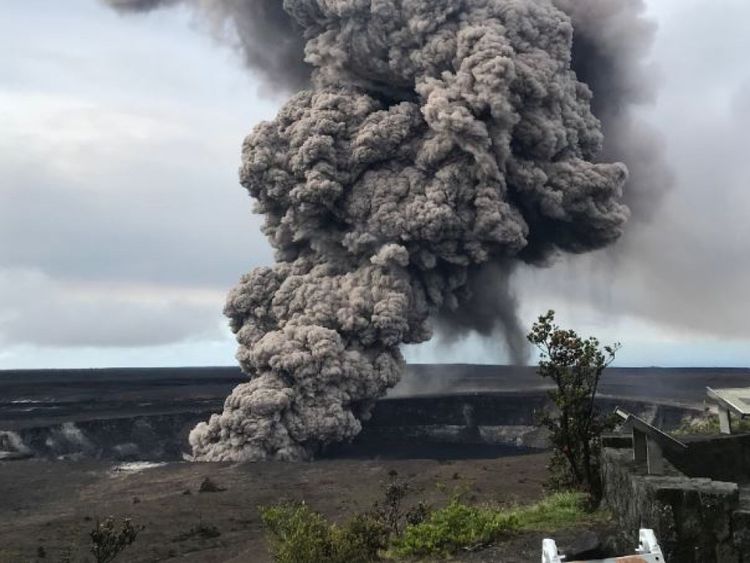  Une colonne de cendres monte du volcan 