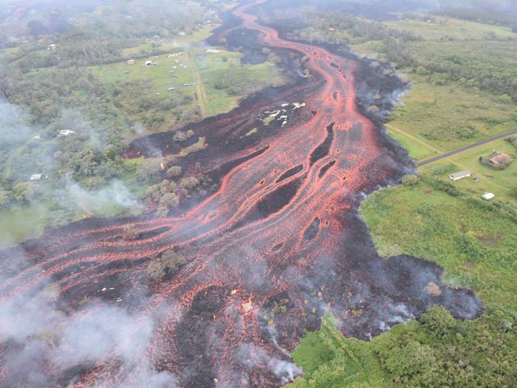  Les rivières de lave se frayent un chemin à travers le paysage d'Hawaï 