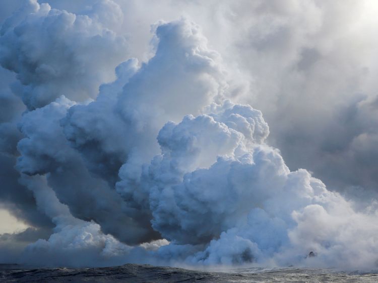  Des nuages ​​de vapeur toxique remplis de fragments de verre se forment alors que la lave atteint la mer 