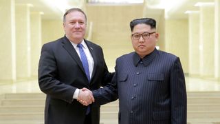  Le dirigeant nord-coréen Kim Jong Un serre la main avec le secrétaire d'Etat américain Mike Pompeo 