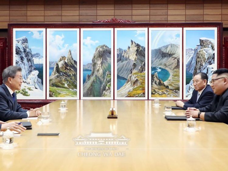 . dirigeants parlant dans la zone démilitarisée. @TheBlueHouseKR 