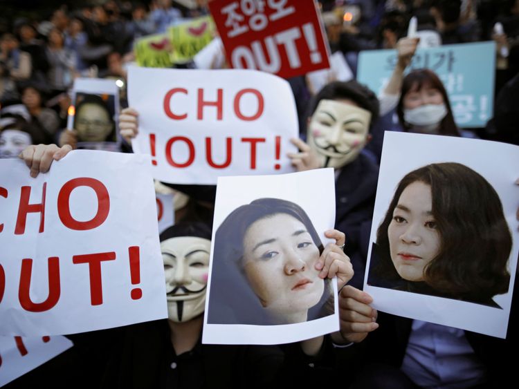  représentant Cho Hyun-ah et Cho Hyun-min, filles de Korean Air Lines & # 39; le président Cho Yang-ho alors qu'ils participent à une manifestation contre l'abus de pouvoir de leur part, dans le centre de Séoul, en Corée du Sud, le 4 mai 2018. REUTERS / Kim Hong-Ji PAS DE REVENTE. </span><br />
        <span class=