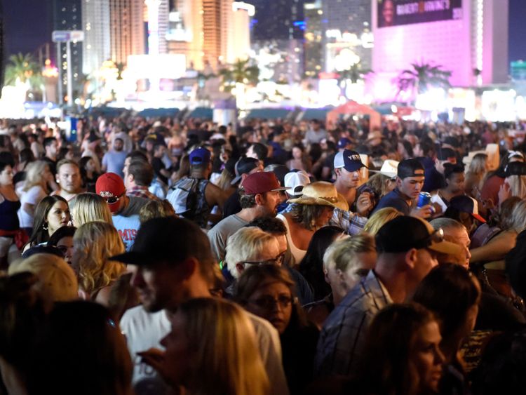  Une foule de gens au festival de musique country Route 91 Harvest 