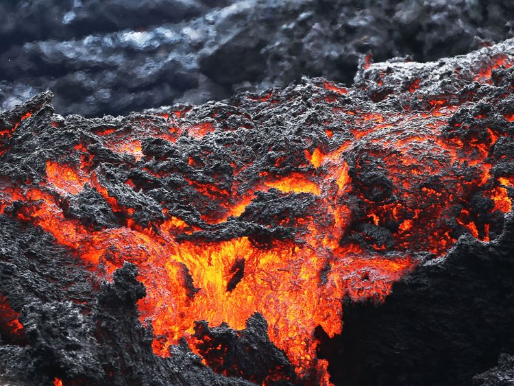  La lave coule sur une faille de lave à la suite d'éruptions du volcan Kilauea sur la grande île d'Hawaï, le 12 mai 2018 à Pahoa, Hawaii 