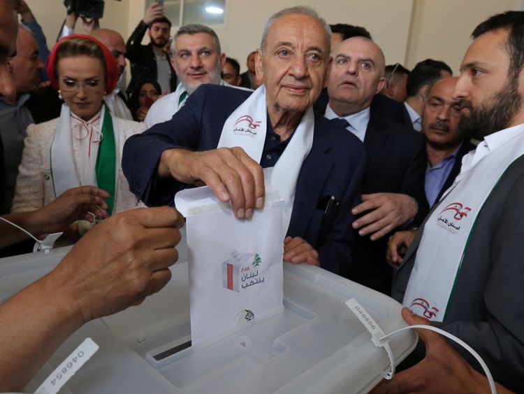  Le président du parlement libanais et candidat aux élections législatives Nabih Berri vote à un bureau de vote lors des élections parlementaires à Tibnin, au Sud Liban, le 6 mai 2018. REUTERS / Aziz Taher
