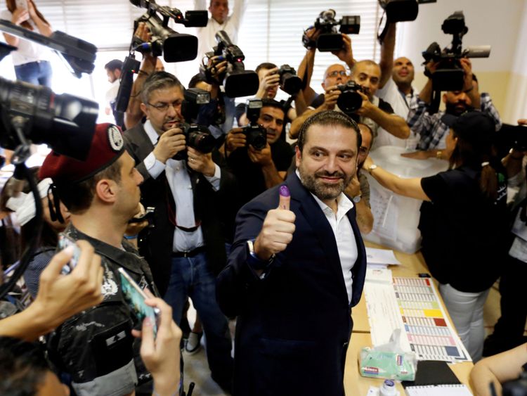  Le Premier ministre libanais et candidat à l'élection parlementaire Saad al-Hariri montre son doigt taché d'encre après avoir voté lors des élections législatives à Beyrouth, au Liban, le 6 mai 2018. REUTERS / Jamal Saidi TPX IMAGES DU JOUR 
