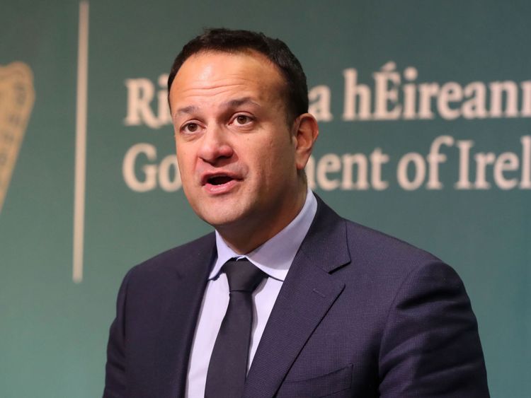  Le Premier ministre Leo Varadkar parlant aux journalistes du référendum 