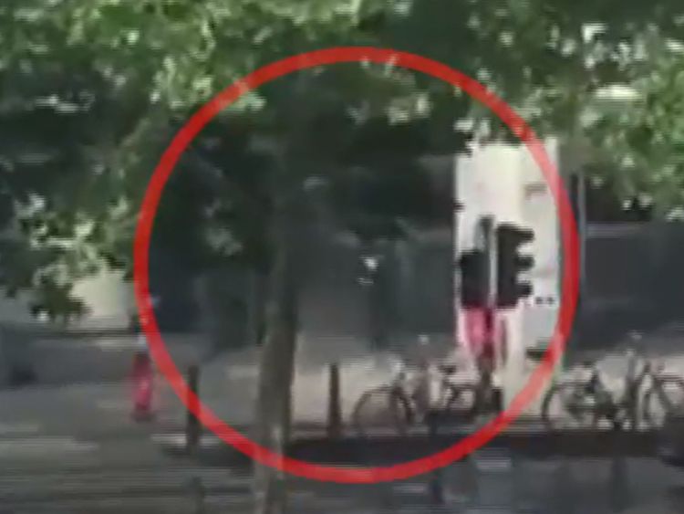  par la police 