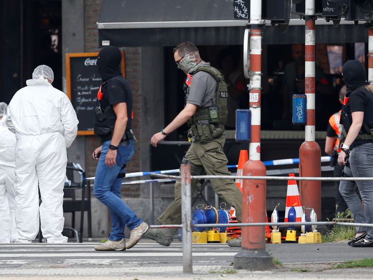  Des officiers légistes examinent la scène à Liège 