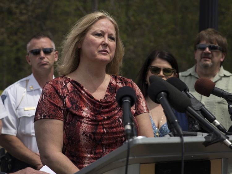  Connie Beyma, la soeur du défunt Kimberley King qui est la victime dans une affaire froide rouverte de 1979, remercie les enquêteurs pendant une conférence de presse le 9 mai 2018 à Macomb, Michigan 