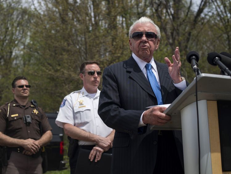  William Dwyer, commissaire de la police de Warren, au Michigan, discute des progrès d'une affaire froide rouverte lors d'une conférence de presse le 9 mai 2018 à Macomb, Michigan 