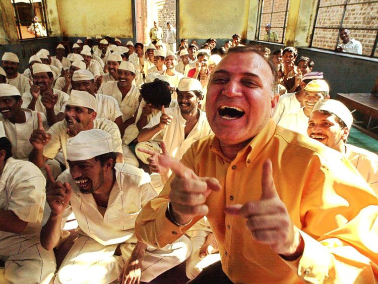 Dr Madan Kataria, photographié ici des prisonniers dans le yoga du rire, a créé la thérapie 