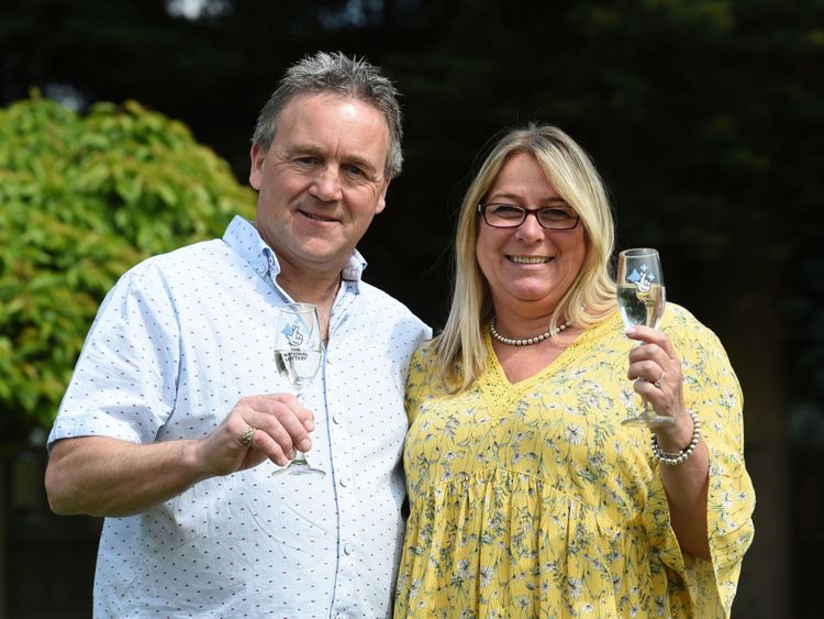  Sue Richards, 51 ans, et 58 ans, Barry Maddox dans leur jardin 