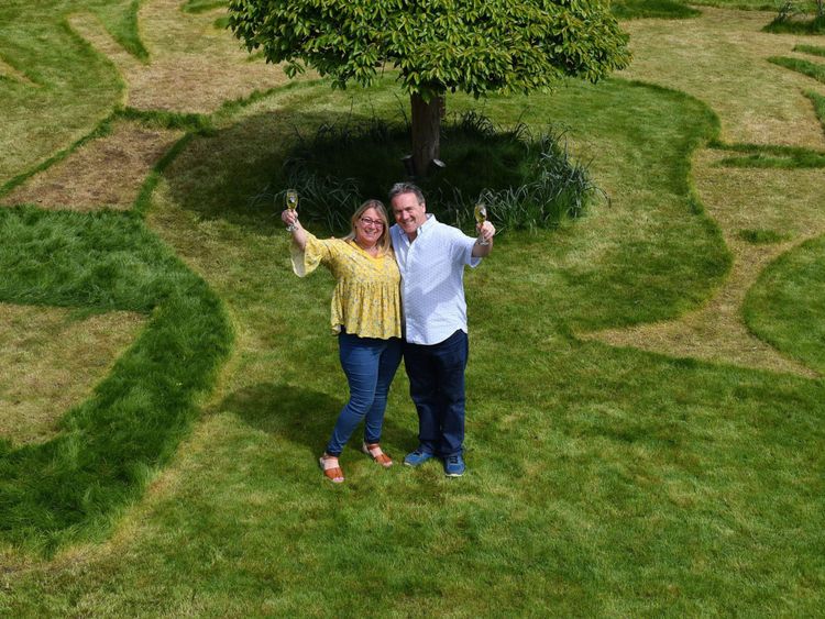  Sue Richards, 51 ans, et Barry Maddox, 58 ans, dans leur jardin 