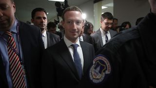  WASHINGTON, DC - AVRIL 09: Le PDG de Facebook Mark Zuckerberg (C) quitte le bureau de la sénatrice Dianne Feinstein (D-CA) après une rencontre avec Feinstein au Capitole en avril 9, 2018 à Washington, DC. M. Zuckerberg rencontre des sénateurs avant l'audience prévue demain devant les comités sénatoriaux de la magistrature et du commerce. (Photo par Win McNamee / Getty Images)
