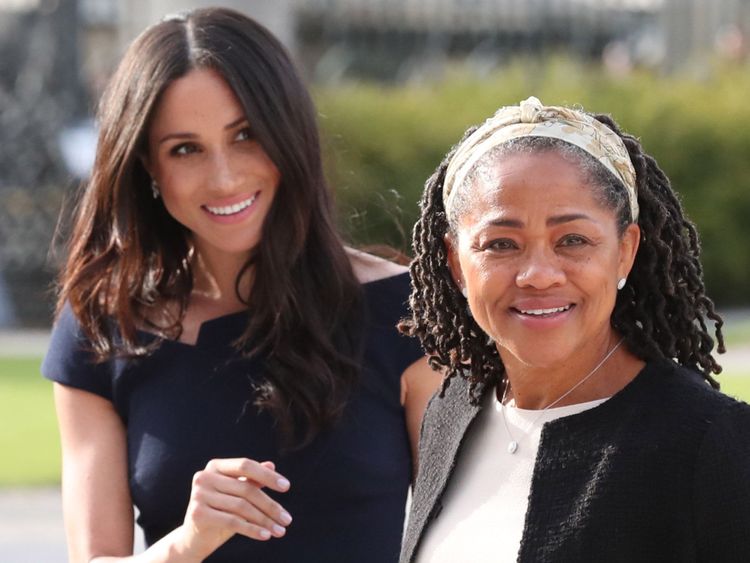  Meghan Markle et sa mère, Doria Ragland, arrivant à Cliveden House Hotel sur le domaine de Cliveden du National Trust pour passer la nuit avant son mariage avec le prince Harry. ASSOCIATION DE PRESSE Photo. Date de la photo: Vendredi 18 mai 2018. Voir l'histoire de l'AP Mariage ROYAL. Crédit photo devrait se lire comme suit: Steve Parsons / PA Wire 