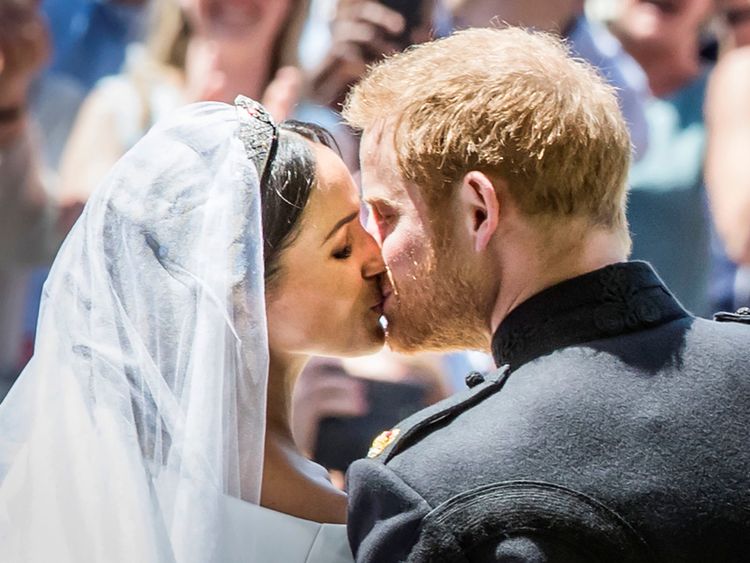  Meghan Markle et Prince Harry s'embrassent sur les marches de St George & # 39; s Chapelle 