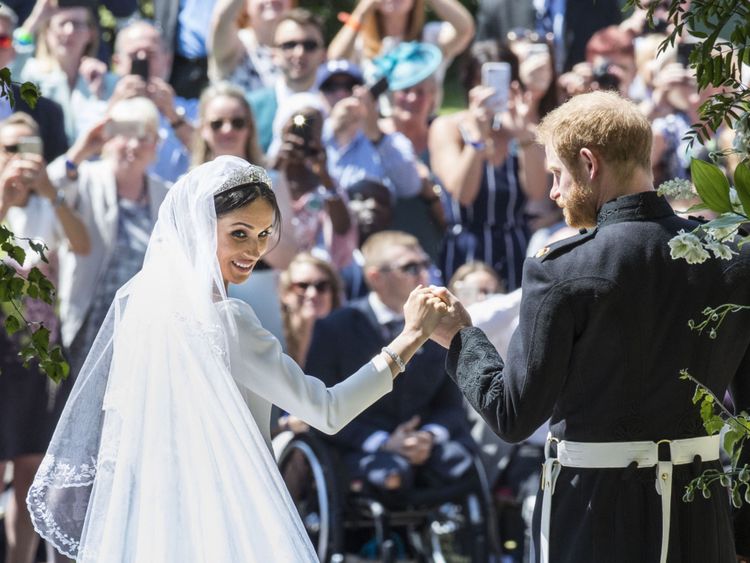  Le duc et la duchesse de Sussex sur les marches de la chapelle Saint-George 