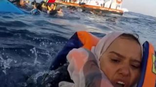	 Migrants sauvés par les garde-côtes italiens après que le bateau a chaviré "srcset =" https://e3.365dm.com/18/04/320x180/skynews-migrants-rescue_4291611.jpg?20180424152737 320w, https: //e3.365dm. com / 18/04 / 640x380 / skynews-migrants-sauvetage_4291611.jpg? 20180424152737 640w, https://e3.365dm.com/18/04/736x414/skynews-migrants-rescue_4291611.jpg?20180424152737 736w, https: // e3.365dm.com/18/04/992x558/skynews-migrants-rescue_4291611.jpg?20180424152737 992w, https://e3.365dm.com/18/04/1096x616/skynews-migrants-rescue_4291611.jpg?20180424152737 1096w, https://e3.365dm.com/18/04/1600x900/skynews-migrants-rescue_4291611.jpg?20180424152737 1600w, https://e3.365dm.com/18/04/1920x1080/skynews-migrants-rescue_4291611.jpg ? 20180424152737 1920w, https://e3.365dm.com/18/04/2 048x1152 / skynews-migrants-rescue_4291611.jpg? 20180424152737 2048w "tailles =" (min-largeur: 900px) 992px, 100vw 