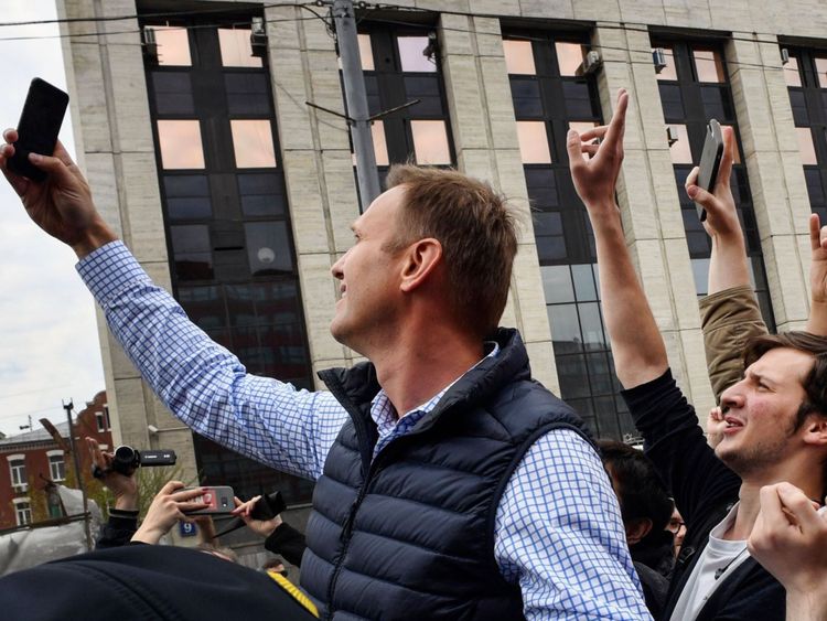  Le leader de l'opposition russe Alexeï Navalny prend un selfie avec des manifestants lors d'un rassemblement de l'opposition au centre de Moscou le 30 avril 2018, pour exiger la liberté d'Internet en Russie. - Les autorités ont tenté de bloquer l'accès à l'application de messagerie populaire Telegram dans le dernier assaut contre la dissidence sous Vladimir Poutine. Au moins 8 000 personnes, dont le principal dirigeant de l'opposition Alexeï Navalny, se sont présentées au centre de la capitale russe (Photo: Alexander NEMENOV / AFP) (Crédit photo: ALEXANDER NE 