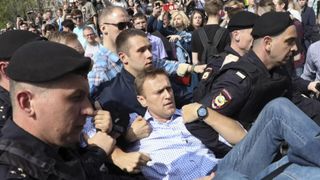  La police de la police russe transportant le leader de l'opposition en difficulté Alexeï Navalny, au centre, lors d'une manifestation contre le président Vladimir Poutine sur la place Pouchkine 