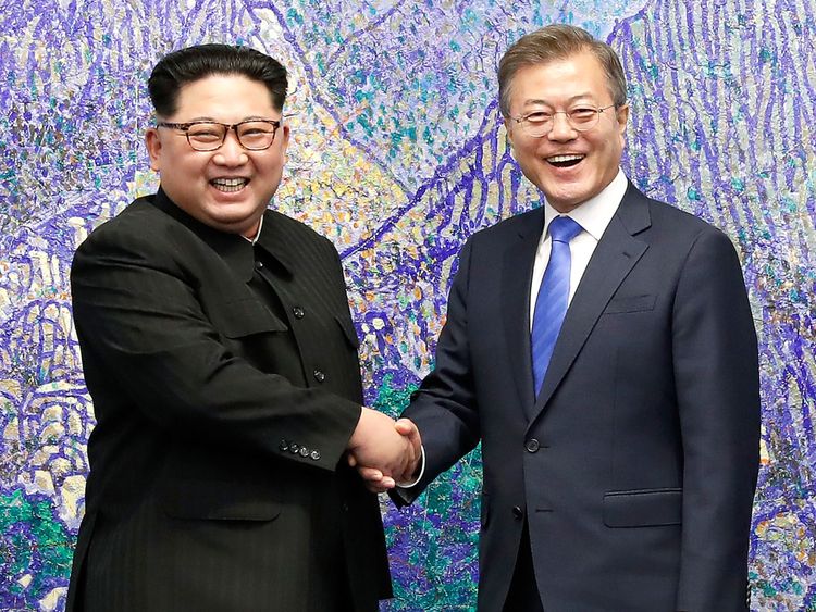 Les hommes se rencontrent au milieu d'un récent réchauffement des relations entre les pays 