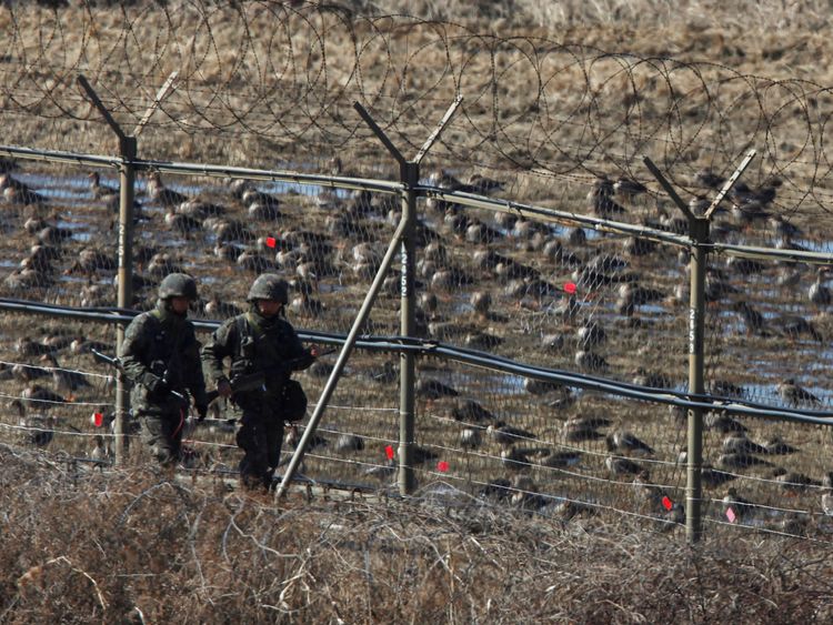  Plus de 1000 Corée du Nord pénètrent illégalement en Corée du Sud chaque année, mais la DMZ lourdement militarisée la rend difficile 