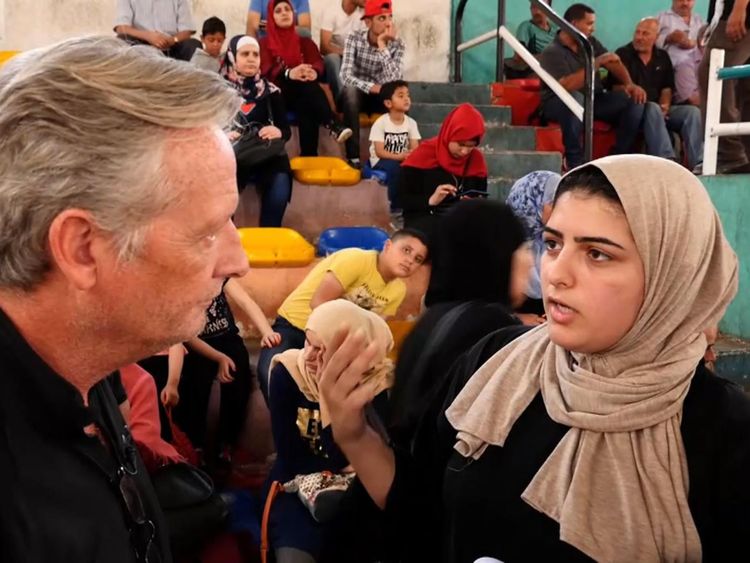  Noura el Shawa est un Palestinien qui attend de monter dans un bus pour l'Egypte 