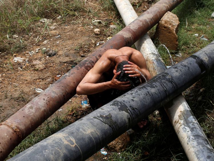  Un homme se refroidit près d'une fuite d'eau 
