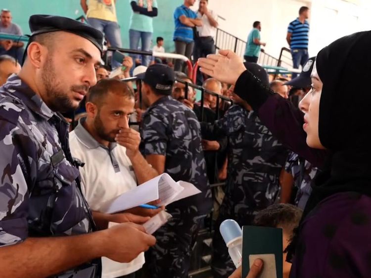  Les Palestiniens essaient de monter dans un bus pour l'Egypte après l'ouverture de la frontière. 