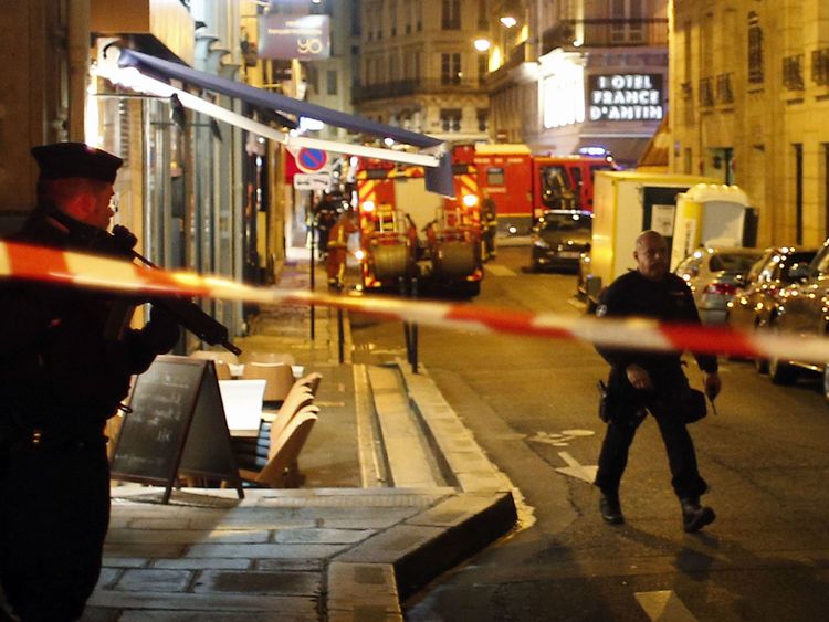  Les policiers bouclent la zone après l'attaque 
