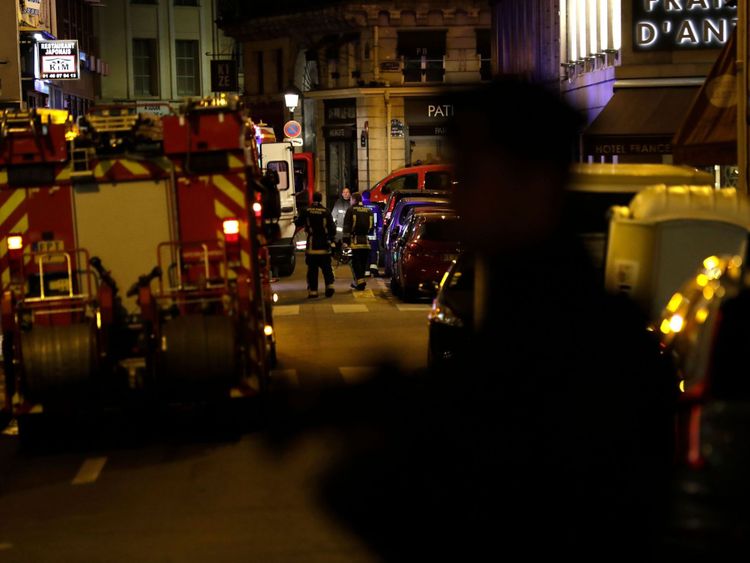  Des policiers montent la garde à Paris au centre de véhicules de pompiers après qu'une personne a été tuée et plusieurs blessés par un homme armé d'un couteau, qui a été abattu par la police à Paris le 12 mai 2018. - L'attaque a eu lieu près de l'opéra principal de la ville. La police a indiqué que l'agresseur avait été surmonté & # 39; et ses motivations sont inconnues. (Photo par Thomas SAMSON / AFP) (Crédit photo devrait lire THOMAS SAMSON / AFP / Getty Images)
