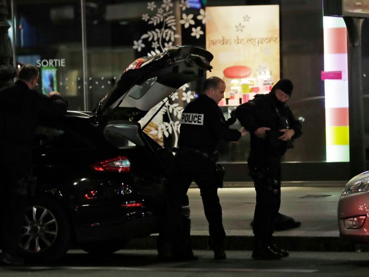  Les policiers portent leur équipement au centre de Paris après qu'une personne a été tuée et plusieurs blessés par un homme armé d'un couteau, qui a été abattu par la police à Paris le 12, 2018. - L'attaque a eu lieu près de l'opéra principal de la ville, la police a indiqué que l'agresseur avait été «vaincu» et que ses motivations étaient inconnues (Photo de Thomas SAMSON / AFP) ( Crédit photo devrait lire THOMAS SAMSON / AFP / Getty Images)
