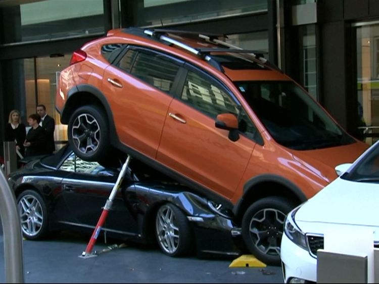  Un valet d'hôtel a eu la chance d'échapper à une voiture de sport qu'il stationnait sous un autre véhicule 