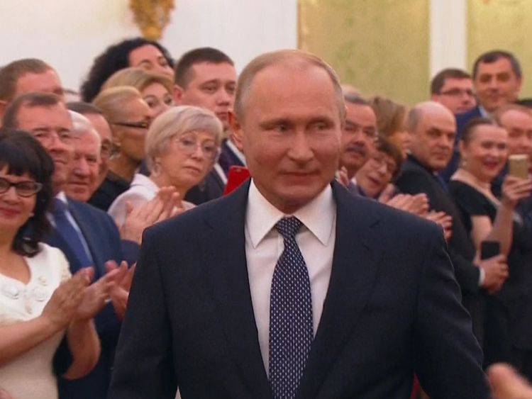  Poutine sourit aux participants au Grand Palais du Kremlin 