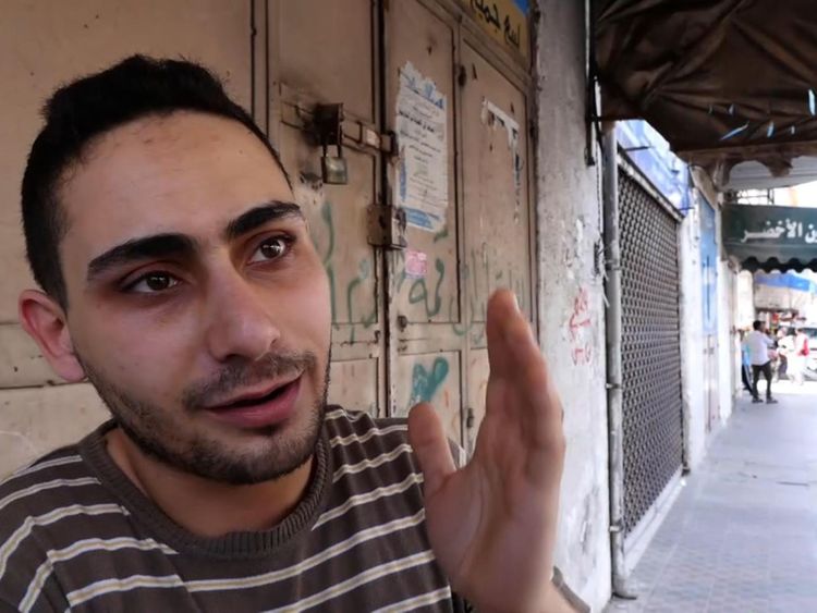  Rajaee El Jaro, musicien et propriétaire d'une boutique à Gaza vendant des instruments de musique et Rajaee El Jaro espère que sa musique sera plus importante que la violence </span><br />
      </figcaption></figure>
</div>
<p> Rajaee El Jaro est musicien et possède une boutique de vente d'instruments de musique et de matériel photographique. Il est jeune, a appris son anglais parfait en écoutant de la musique et croit qu'il a un avenir à travers la protestation du genre non-violent. </p>
<p> "Ma musique sera plus importante que toute la violence", m'a-t-il dit. les anciennes rues de la ville de Gaza. </p>
<p> "Nous ne pouvons pas gagner comme ça, le pouvoir et l'emprise israéliens sont trop forts." </p>
<p> Mais il comprend pourquoi les manifestations sont de plus en plus soutenues. pour aller là-bas parce qu'ils ont atteint la limite, ils sont prêts à mourir pour retrouver toute sorte de dignité simple, à mon avis, c'est fou, je ne vais pas aller là-bas pour être honnête avec vous. </p>
<p> "Je suis une personne, un sentiment, un être, pas une statistique", a-t-il dit. </p>
<div class=