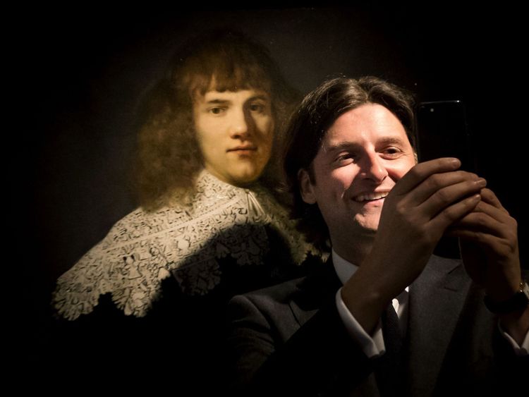  Le marchand d'art et historien d'Amsterdam Jan Six (R) prend un selfie & # 39; comme il se tient à côté de & # 39; Portrait d'un jeune gentilhomme & # 39; par Rembrandt van Rijn 